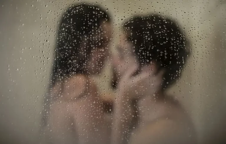 10 Romantic Scenarios to Imagine Before Bed