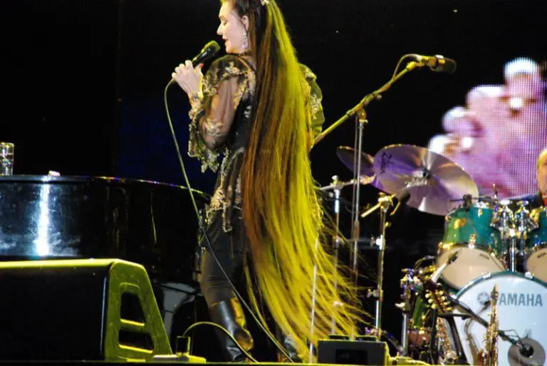 How Long Is Crystal Gayle's Hair Now? Latest Update Kenyalogue
